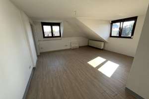 RENOVIERTE, GROSSZÜGIGE 2-ZIMMER-DG-WOHNUNG MIT EINBAUKÜCHE IN RUHIGEM 6-PARTEIENHAUS