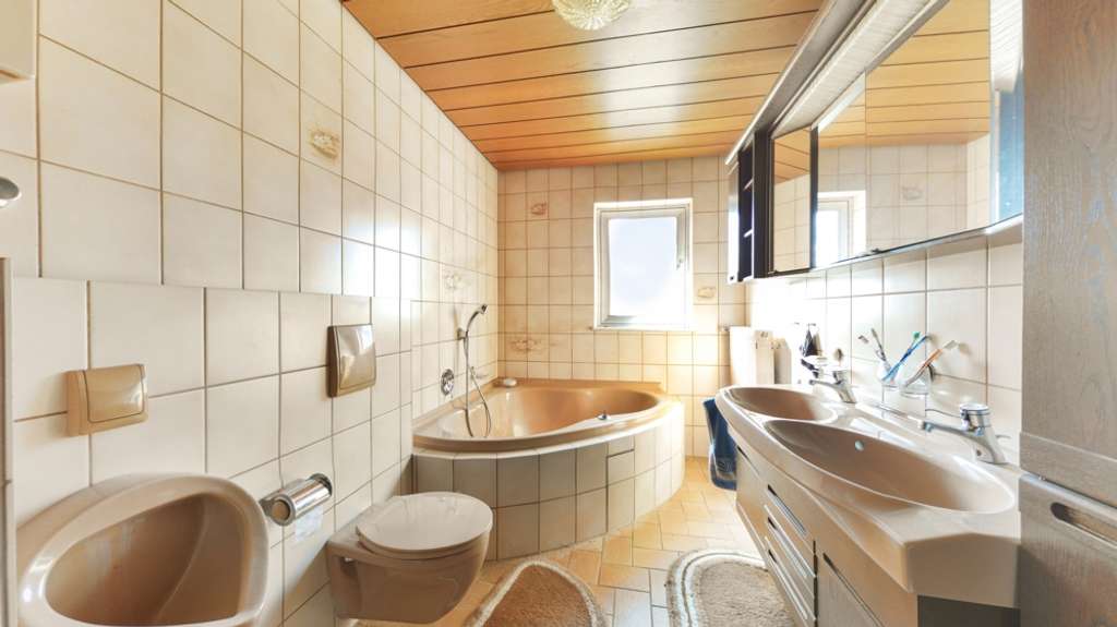 Immobilie in Eßweiler - Großzügiges Ein- bis Zweifamilienhaus mit Garten, XXL-Garage und Ausbaureserve - Bild 1