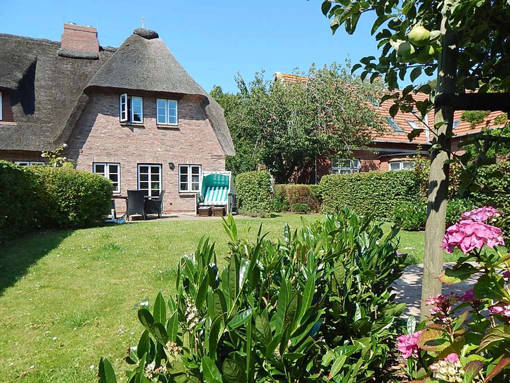 Immobilie in Nieblum - Exklusive Reetdachhaus - Hälfte in Nieblum auf Föhr – ohne Makler, Bestlage, hochwertig ausgestattet - Bild 1