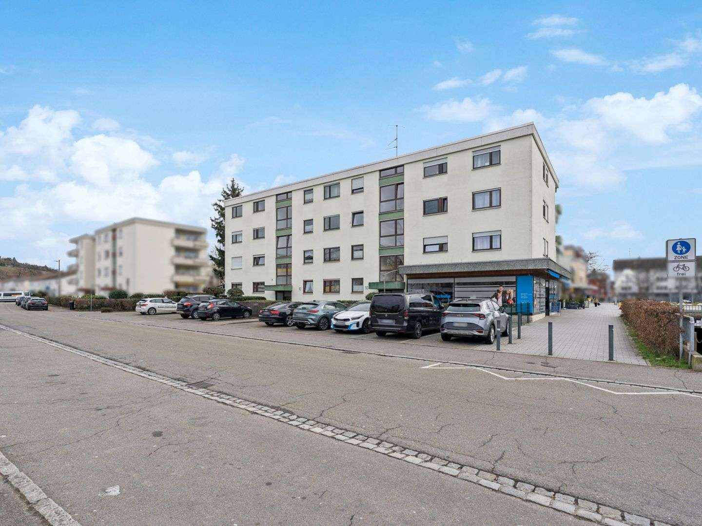 Lichtdurchfluteter Wohntraum im Dreiländereck – Modernisiertes Dachgeschoss mit Riesenbalkon, Lörrach Kreis – Bild 2