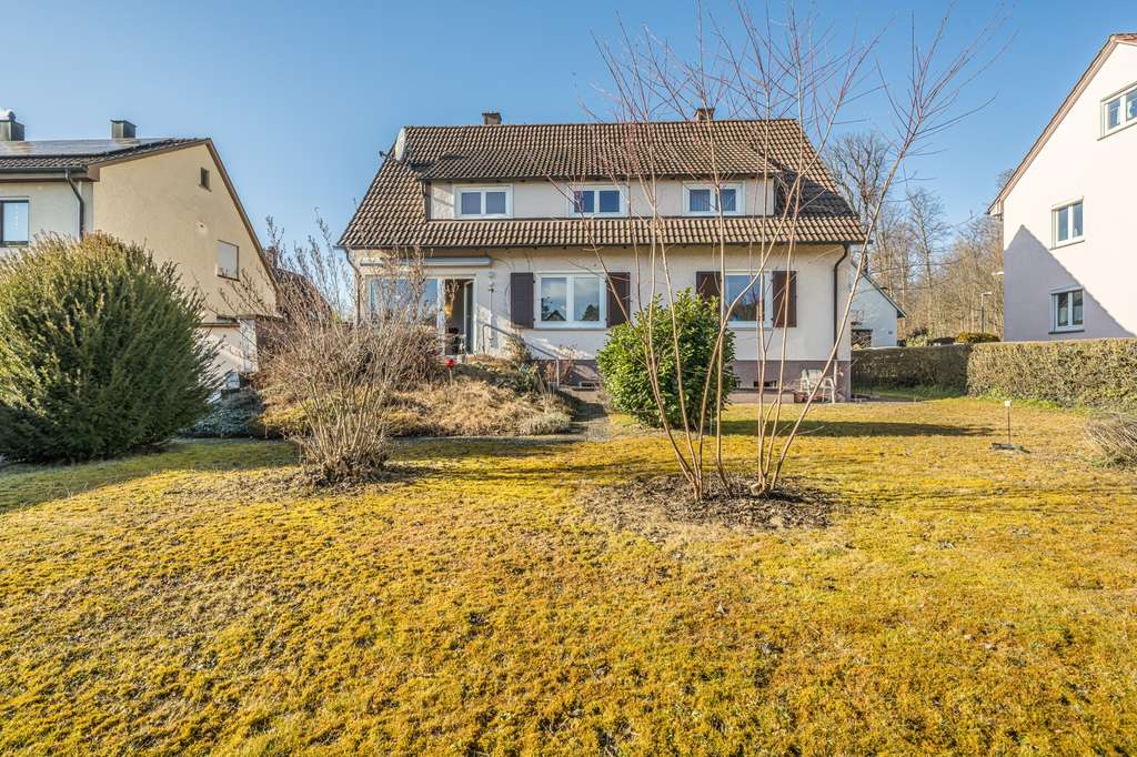 Immobilie in Wolfschlugen - RUHIGE, NATURNAHE LAGE! Gepflegtes Zweifamilienhaus mit großem Garten und Garage - Bild 0