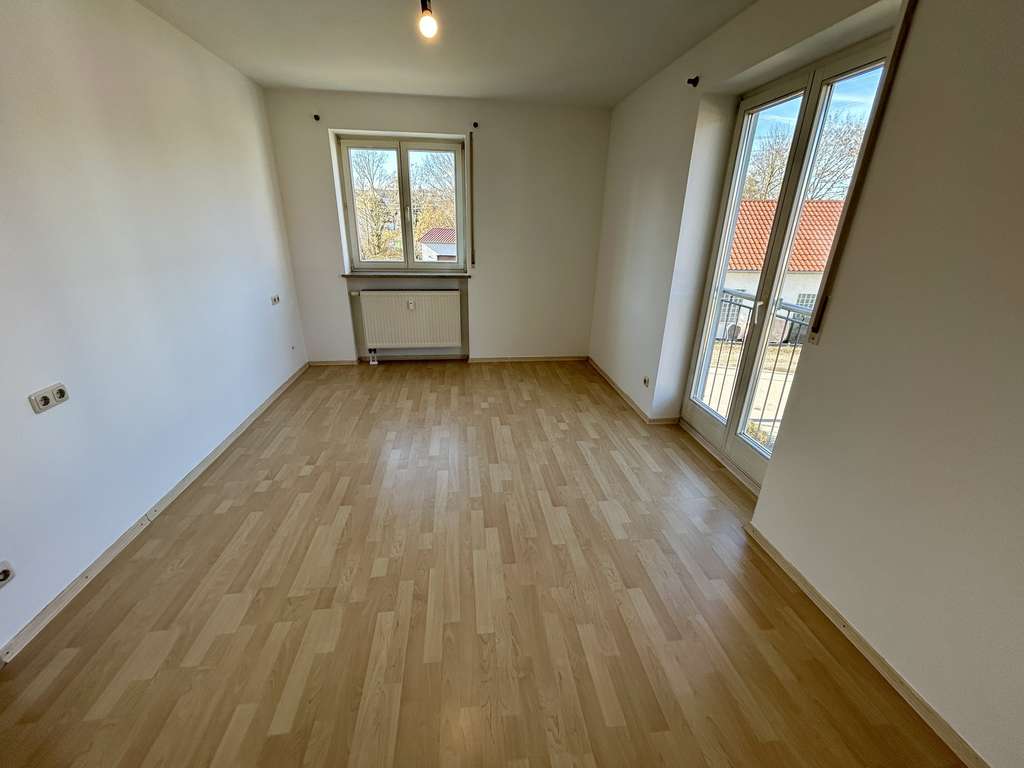 Immobilie in Burgau - Freundliche, helle Etagenwohnung mit Sonnenbalkon & TG-Stellplatz  - Bild 4