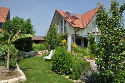 **RESERVIERT** Nachhaltiges Wohnidyll im Dreiländereck: Modernes 3-Liter-Haus mit eigenem Naturteich