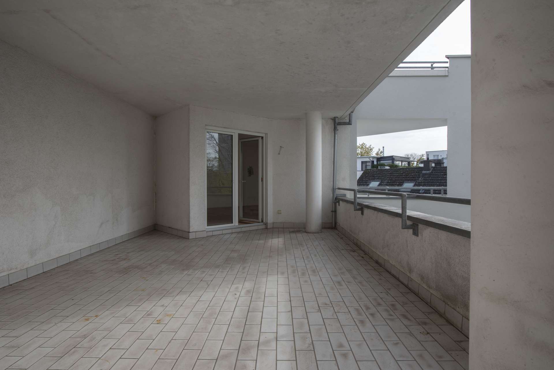 Extravagante 2ZKB mit Balkon, großer Loggia, TG-Stellpl.. Zentrum fussläufig. MODERNISIERUNGSBEDARF!, Wiesbaden – Bild 3