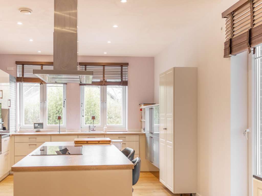 Immobilie in Rohlstorf - Exklusives Wohnerlebnis in Quaal: Modernes Raumwunder mit Pool-Oase und höchstem Komfort - Bild 4