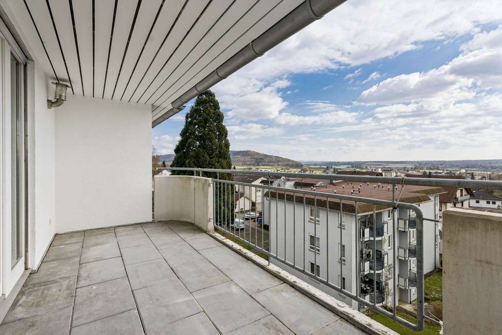 Immobilie in Gailingen am Hochrhein - Sonnendurchflutete DG-Wohnung mit Weitblick, 2 Balkonen & Garage in Grenznähe - Bild 0