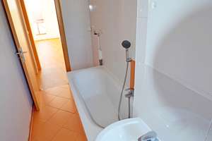 Bezug sofort möglich! 3-Raum-Wohnung, Badewanne, Aufzug, Balkon, PKW-Stellplatz! – Am Rosengarten 29, 6526 Sangerhausen – Vorschaubild 11