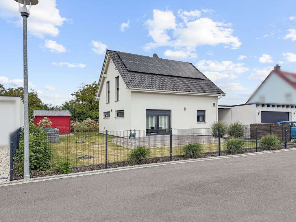 Neuwertiges Einfamilienhaus mit 4 Zimmern in Heilsbronn