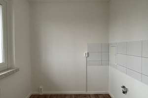 Single Wohnung mit Balkon, Wannenbad und EBK! – Kastanienallee 56, 12627 Hellersdorf, Berlin – Vorschaubild 4