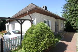 Charmanter Bungalow  in ruhiger Lage von Ammersbek - Siedlung Daheim- – Die vollständige Adresse der Immobilie erhältst du vom Anbieter., 22949 Ammersbek – Vorschaubild 1
