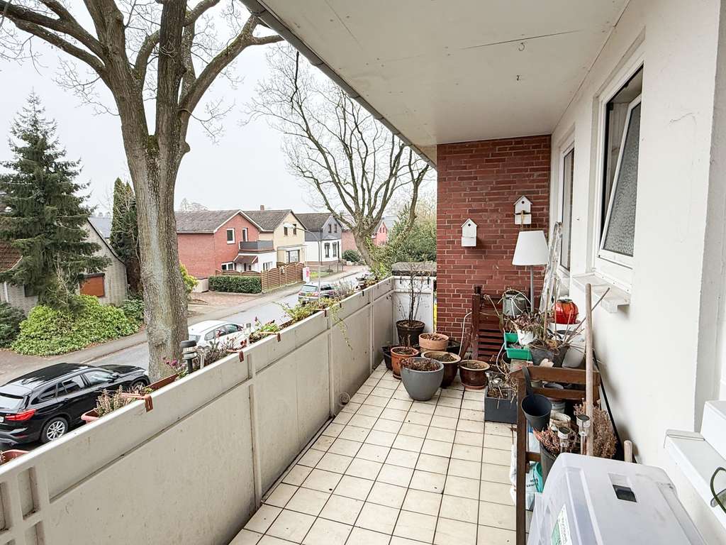 Immobilie in Tornesch - Vermietete 2,5 Zimmer-Wohnung mit Loggia und Garage - Bild 2