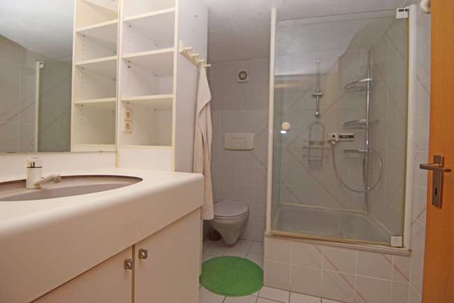 Immobilie in Roßtal - Roßtal-S-Bahn Nähe: Einfamilienhaus mit PV, Solar, Doppelgarage und Traumblick auf Felder und Wiesen - Bild 5