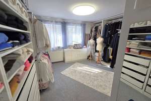 Wundervolles Einfamilienhaus in Waldrand- bzw. Sackgassenlage mit ELW, Garage und KFZ Stellplätzen – 61137 Schöneck – Vorschaubild 2
