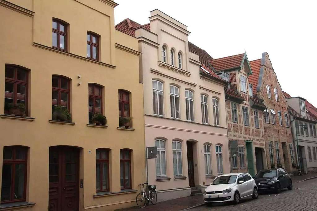 Immobilie in Güstrow - Attraktives Mehrfamilienhaus in Güstrow mit 7 vermieteten Wohnungen - provisionsfrei von privat - Bild 1