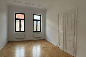 Stilvolle 5-Zimmer-Altbauwohnung mit Süd-West-Balkon – Erstbezug nach Renovierung
