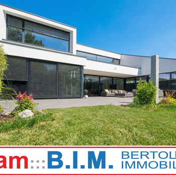 Architecture. Light. Privacy. | Luxus-Villa am Waldrand mit Indoor-Pool, Spa und Club Floor