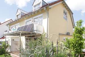 Exkl. DHH in zentraler Lage in Puchheim Bhf. mit 4 SZ+Hobbyraum, TG u. Außenstellpl. je mit Wallbox. – Lochhauser Str. 36 d, 82178 Puchheim – Vorschaubild 2