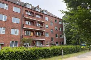 Klassiker trifft Effizienz: Vermietete Wohnung in teils energetisch sanierten Haus in Barmbek-Nord
