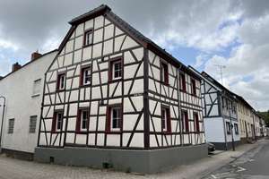 2  Häuser auf einem Grundstück mit gemeinsamen Hof und 11 Zimmern in Waldorf