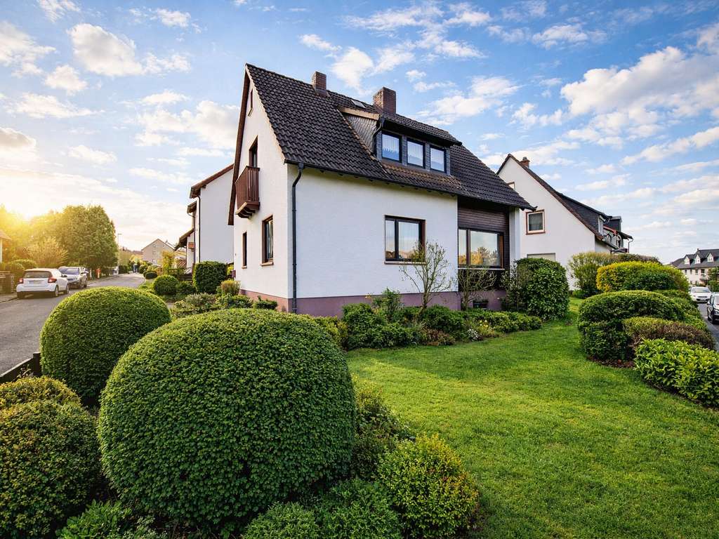 Immobilie in Alzenau - Seltene Gelegenheit in Wasserlos: Freistehendes Haus auf Eckgrundstück mit großem Entwicklungspote - Bild 0