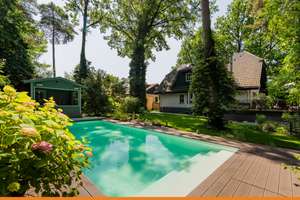 Großzügiges Einfamilienhaus mit Pool und Wellnessbereich in familienfreundlicher Lage – Die vollständige Adresse der Immobilie erhältst du vom Anbieter., 14089 Kladow, Berlin – Vorschaubild 1