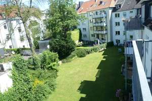 Moderne helle 2 Zimmer-Wohnung mit Balkon, neuer Einbauküche, neuem Parkettboden und Garten