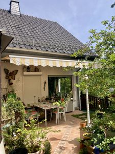 „Haus-im-Haus“-Paradies: 103 m² EG-Wohnung mit großem Garten, Wintergarten & Kamin in Taunusstein