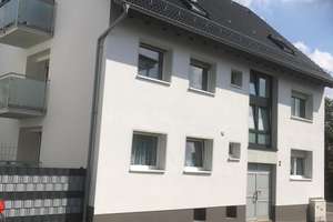 FAMILIENFREUNDLICH: hochmoderne, energieeffiziente 4-Zimmer-Wohnung mit Garten