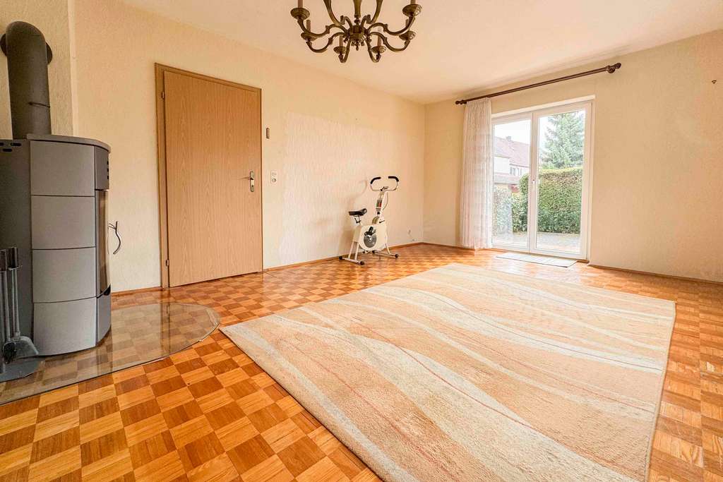 Immobilie in Riekofen - Charmantes Einfamilienhaus mit großem Garten und Gestaltungspotenzial in Sünching - Bild 2