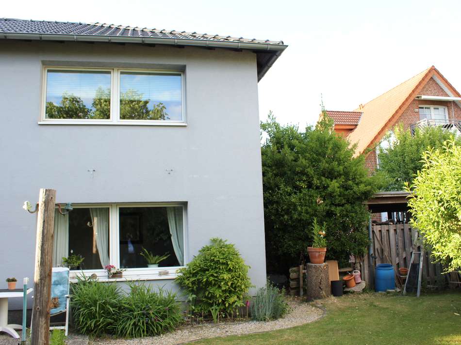 Blick vom Garten auf das Haus