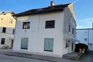 *Mitten im Zentrum*
Solides freistehendes Wohn- und Geschäftshaus mit Anbau, Garten und Garage – Altötting (Kreis) – Vorschaubild 2