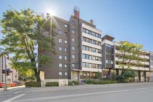 Wohnen mit Aussicht: Großzügige Dachterrasse, Kamin, Lift und Einzelstellplatz in der Tiefgarage – Potsdamer Straße 11, 80802 Münchner Freiheit, München – Vorschaubild 2