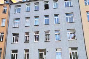 3-Raumwohnung mit Dielenboden, Tageslichtbad mit Wanne und Einbauküche...!!!