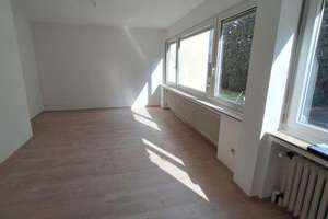 Zentrale und lichtdurchflutete 2-Zimmer-Wohnung im Hochparterre