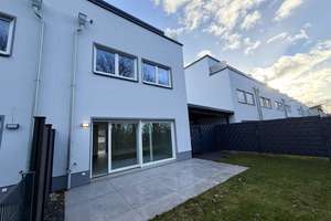 Modernes Neubau Reihenhaus im Grünen in Remscheid, mit Garten, Terrasse und Dachterrasse