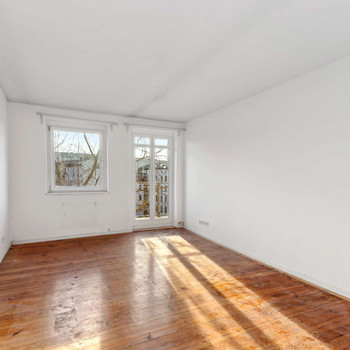 Elegante Ruhe in Mitte: 2 Zimmer & Südbalkon im energieoptimierten Gartenhaus.