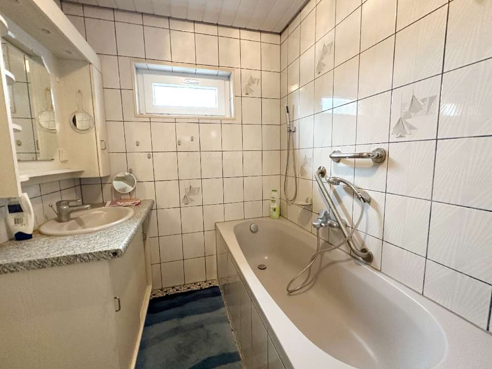 Immobilie in Oberhausen-Rheinhausen - Solides Zweifamilienhaus mit Ausbaureserve und Hof – perfekt für Familien oder kreative Selbstgestal - Bild 2