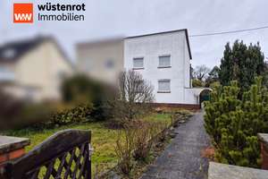 Charmante Doppelhaushälfte auf Erbpachtgrundstück mit großem Garten, Garage und Balkon