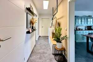 Helle Dachgeschosswohnung mit Klimaanlage&Garage&Gartenanteil