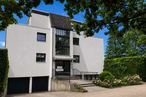 Wohnen im Grünen - stilvolle Eigentumswohnung mit Balkon