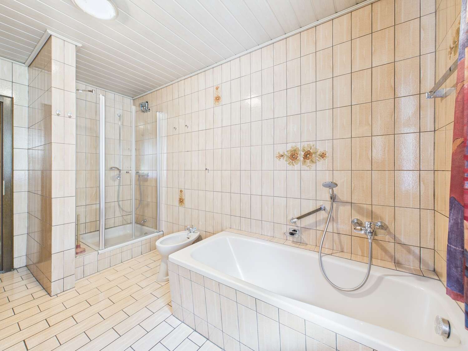 Immobilie in Weng - Großzügiges Einfamilienhaus mit idyllischem Garten und PV-Anlage zwischen Landshut & Straubing - Bild 2