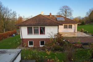 Einfamilienhaus mit Einliegerwohnung in frisch teilrenoviertem Zustand – Die vollständige Adresse der Immobilie erhältst du vom Anbieter., 31840 Hessisch Oldendorf – Vorschaubild 2