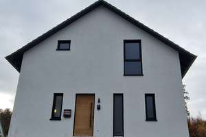 Energieeffizienz A+  //  Freistehendes EFH mit 6 Zimmern in Oberwiehl – Die vollständige Adresse der Immobilie erhältst du vom Anbieter., 51674 Wiehl – Vorschaubild 1