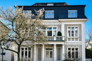 FREISTEHENDE STADTVILLA IN OBERKASSEL FREUT SICH AUF EINEN GEMEINSAMEN UMBAU