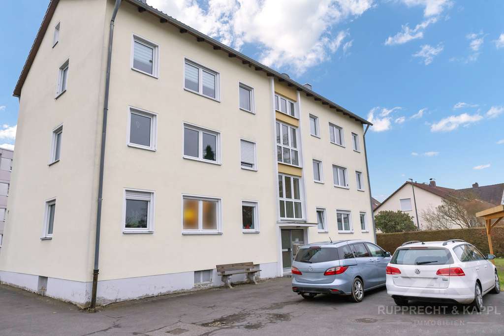 Immobilie in Weiden in der Oberpfalz - Solide Kapitalanlage: Vermietete 4,5-Zimmer-Erdgeschosswohnung mit Balkon und Stellplatz in Weiden - Bild 1