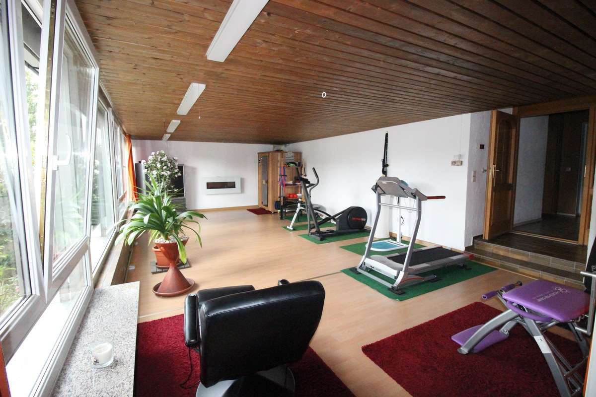 Immobilie in St. Georgen im Schwarzwald - Sonne! Aussicht! Wandelbares 1-2 Fam.-Haus in Aussichtslage von St. Georgen! - Bild 3