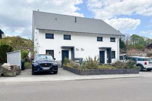 Neuwertiges Zweifamilienhaus in ruhiger Feldrandlage von Dorndiel mit Garten, Kamine und viel Platz!