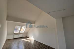 Moderne 3- Zimmer- Dachgeschoßwohnung mit Balkon und neuwertiger Einbauküche