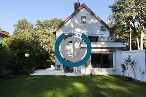 CA. 379 m² GRUNDFLÄCHE - PARKÄHNLICHES GRUNDSTÜCK MIT BEBAUUNGSPOTENTIAL - MIT GARAGE, KAMIN & SAUNA