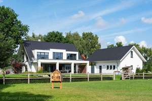 Elten: Moderne Traumvilla mit freiem Blick am Ortsrand von Elten